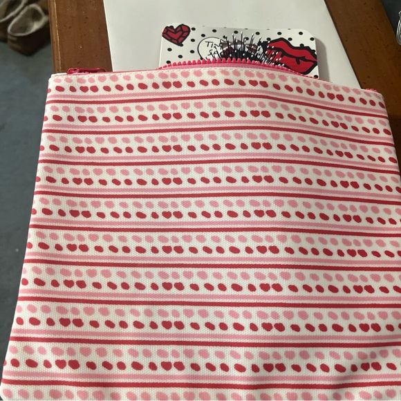 New Betsy Johnson Wet or Dry Hair Detangler Hair Brush With Make Up Case - Picture 5 of 5